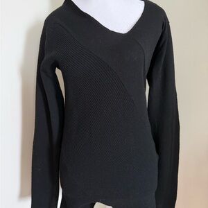 Comme Des Garçons vintage rare Blk wool
V-neck asymmetrical women sweater sizeM